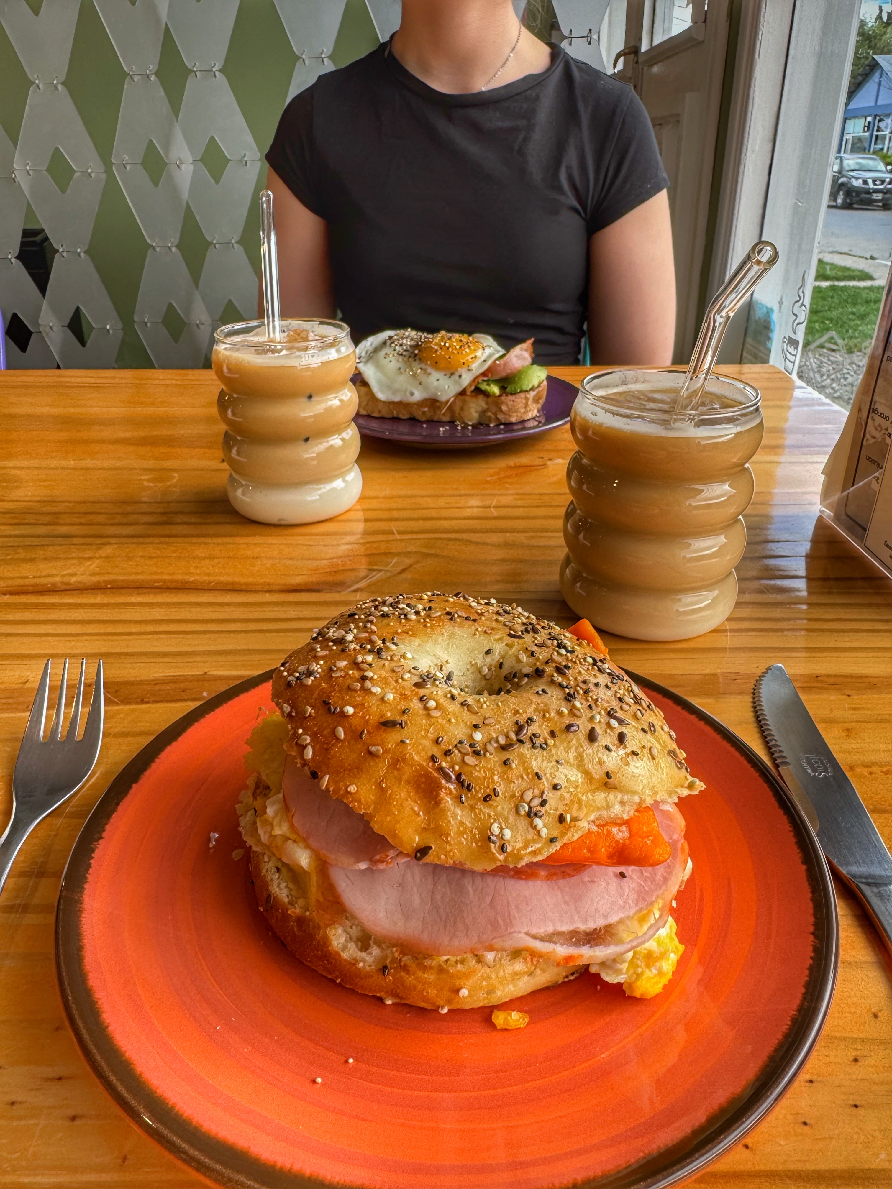 Bagel con bebidas frías
