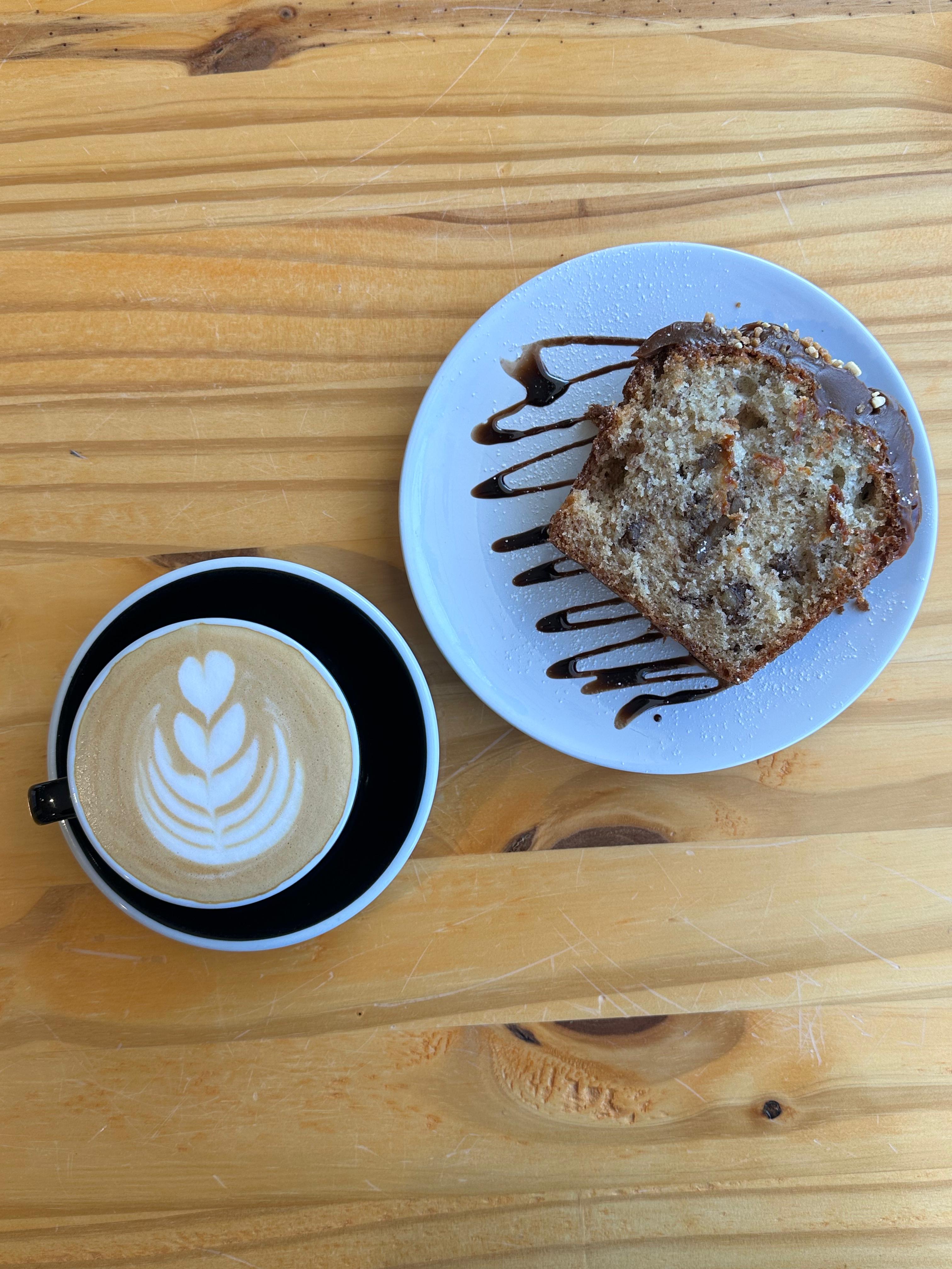 Café con budín en Olivia Coffee Shop