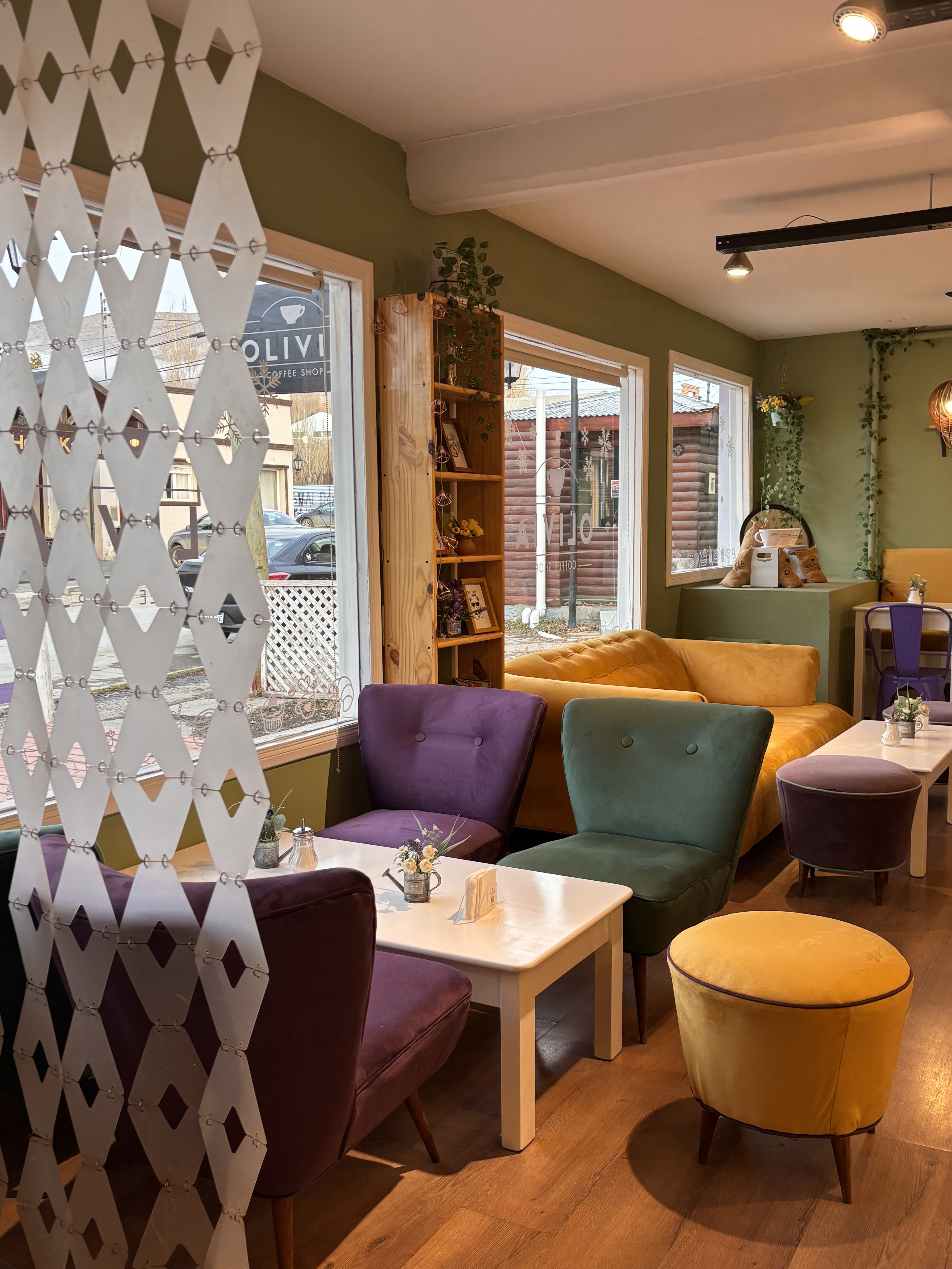 Rincón con sillones de colores en Olivia Coffee Shop